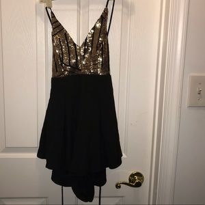 Gold sequin romper! Open back 🖤✨